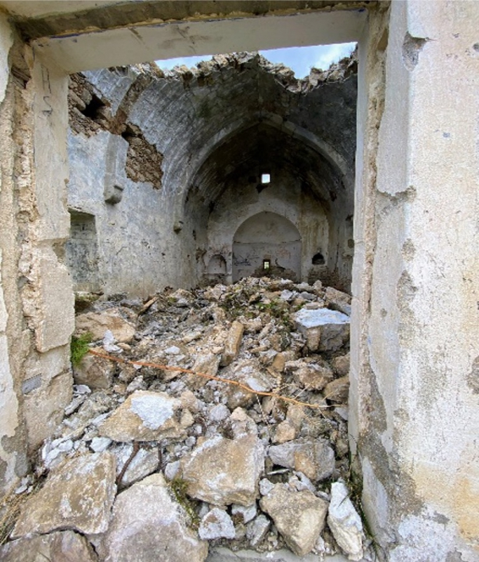  Πρόσφατες εικόνες που δείχνουν την κατάρρευση της στέγης του ξωκλησιού