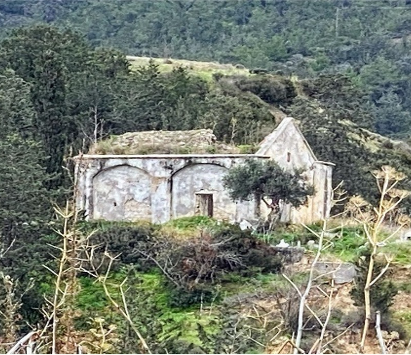  Εξωτερική άποψη της Αγ. Φωτούς με εμφανή την τρύπα στη στέγη (πρόσφατη)