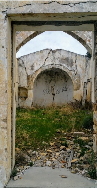  Εσωτερικό της Αγ. Παρασκευής με    πεσμένη την στέγη