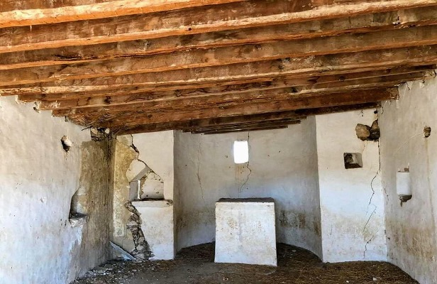  Το εσωτερικό των  Αγ. Πάντων πλήρως συλημένο