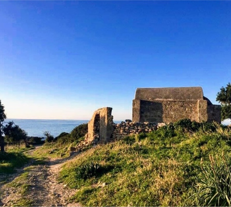  Ο  Άγ. Χαράλαμπος με κατάλοιπα  των αγροτικών σπιτιών που  έμεναν οι γιορτάρηδες