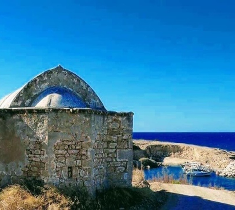  Το εκκλησάκι του Αρχαγγέλου  που δεσπόζει του ομώνυμου λιμανιού