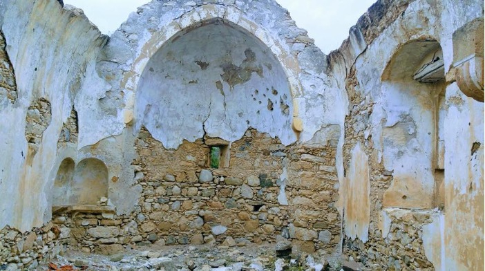  Εσωτερικό του ναού που έχασε ήδη τη στέγη του