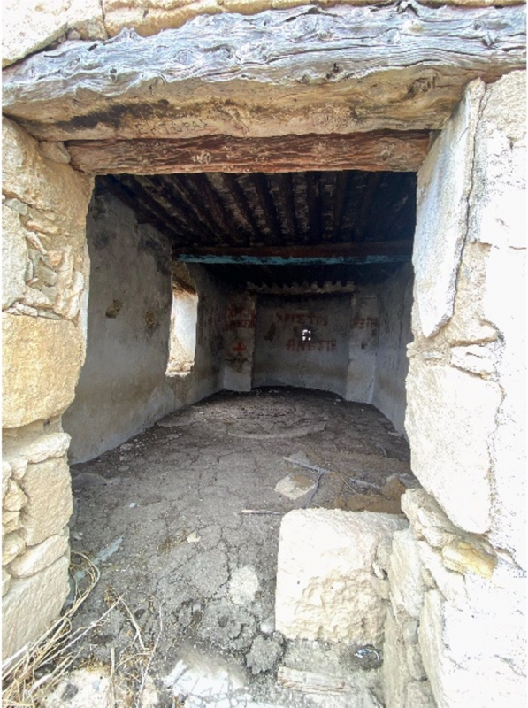  Το εσωτερικό του ξωκλησιού της Παναγίας των Τρικών Τερατσιών σε άσχημη κατάσταση