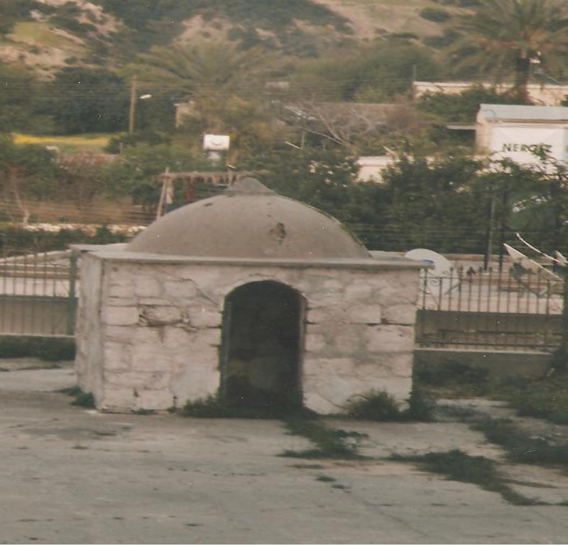  Το μικρό εκκλησάκι στην αυλή του Χρυσοσώτηρα  που έγινε σταύλος