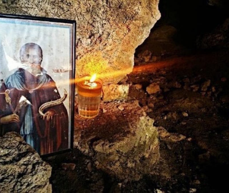  Σπηλιά με την εικόνα, τον τάφο και το αγίασμα του αγίου, κοντά στο ξωκλήσι