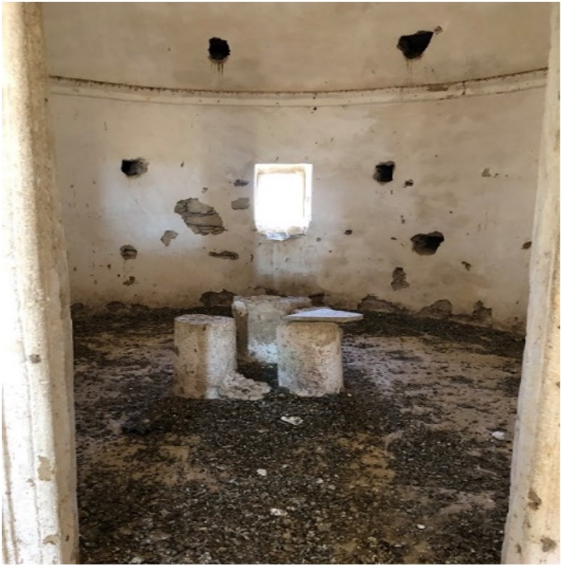  Εσωτερικό εκκλησίας  με περιττώματα νυκτερίδων