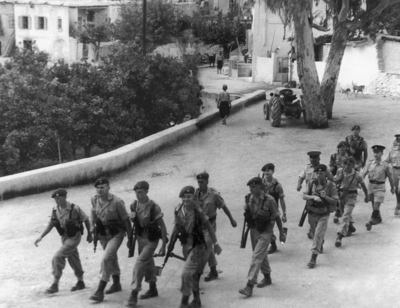 Αγγλικός στρατός περιπολεί στην Πάνω Γειτονιά.