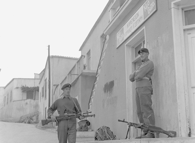 Άγγλοι φρουροί μπροστά στο καφενείο του Κακουάρη.