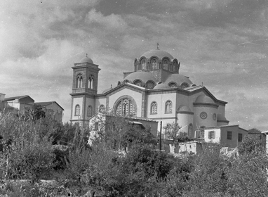Τούτη η εκκλησιά του Χρυσοσώτηρα, ήτανε µάνα στοργική σ ’ όλα τα χρόνια του Αγώνα. Κάτω από τους θόλους της ορκίστηκαν αντάρτες, έφτασαν τάµατα για σωτηρία µελλοθανάτων, εκπαιδεύτηκαν παιδιά, εναποτέθηκαν ελπίδες για λευτεριά, ακούστηκαν παρακλήσεις κι εξοµολογήσεις κι αναπέµφθηκαν δοξολογίες για τον γυρισµό φυλακισµένων και καταζητουµένων.