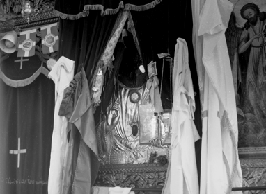 Πόθος και νόστος ν ’ ακουστούν και νικητήρια ύστερα από την τωρινή δοκιµασία. Ο Χρυσοσώτηρας κι αν έφυγε από τη θέση Του δεν έφυγε από την καρδιά του κόσµου του. Έγινε συµπρόσφυγας για να µας γυρίσει πίσω.