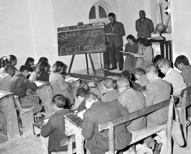 Ε΄& ΣΤ΄ τάξη του Κρυφού Σχολειού της Ακανθούς στην εκκλησία του Χρυσοσώτηρα, 1957-58.
