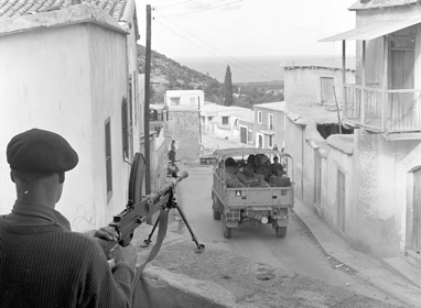 Αγγλικό στρατιωτικό όχημα στους δρόμους της Ακανθούς.