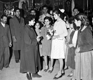 Τα παιδιά του Κρυφού Σχολειού και οι δασκάλοι υποδέχονται τη δημοσιογράφο κ. Μ. Βιολάρη.