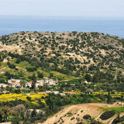  Ο λόφος της Βίκλας μπροστά από το χωριό