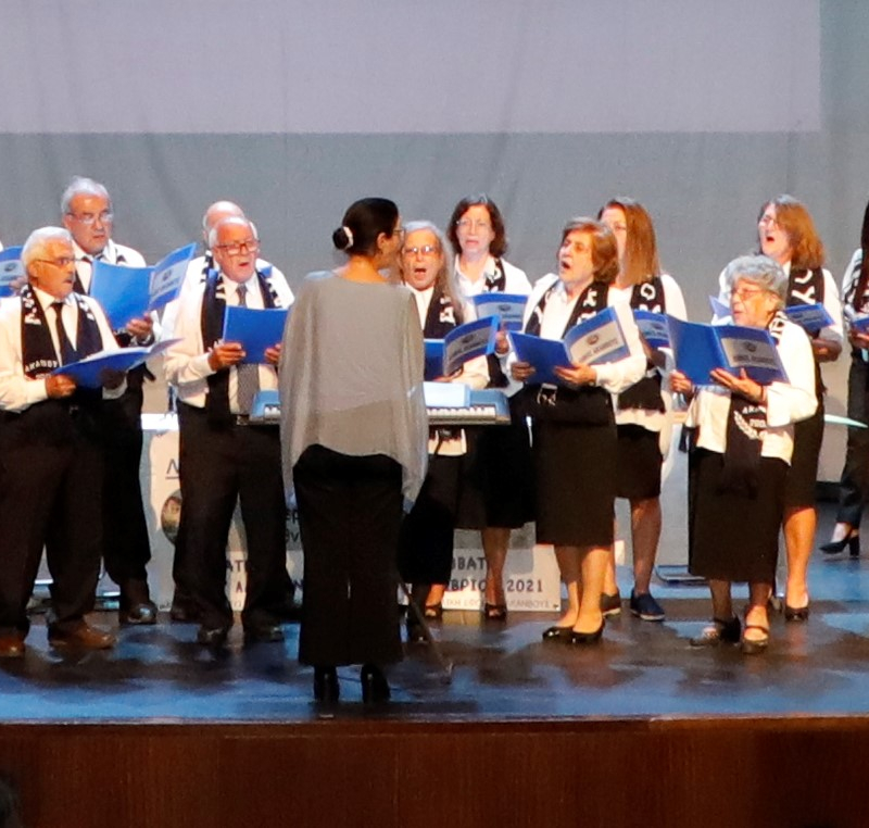  Η νεοσύστατη χορωδία του δήμου με τη μαέστρο Αγγελική Πρέζα