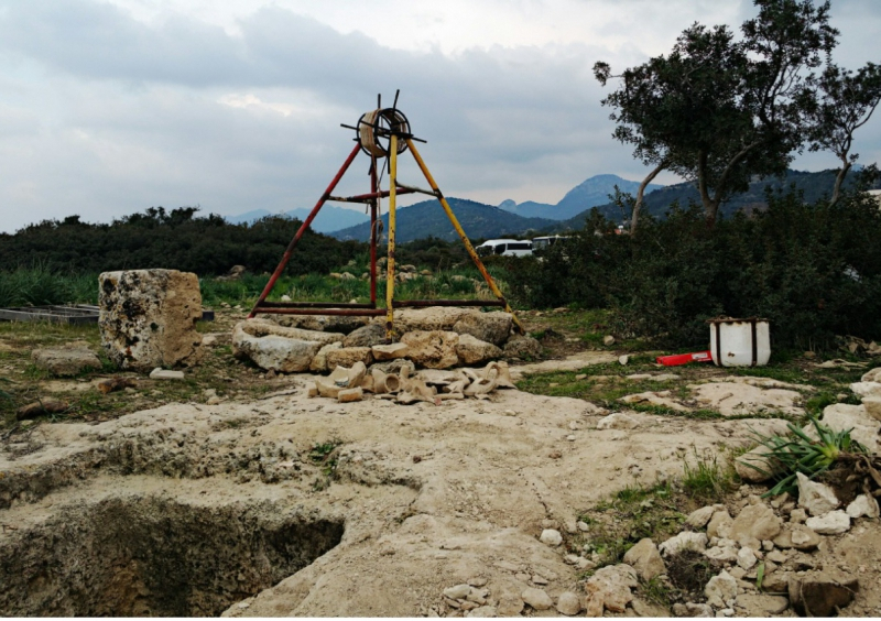 Εξωτερικές ανασκαφές στην Παναγία Περκαμιώτισσα ( Η εκκλησία φαίνεται στο βάθος δεξιά)