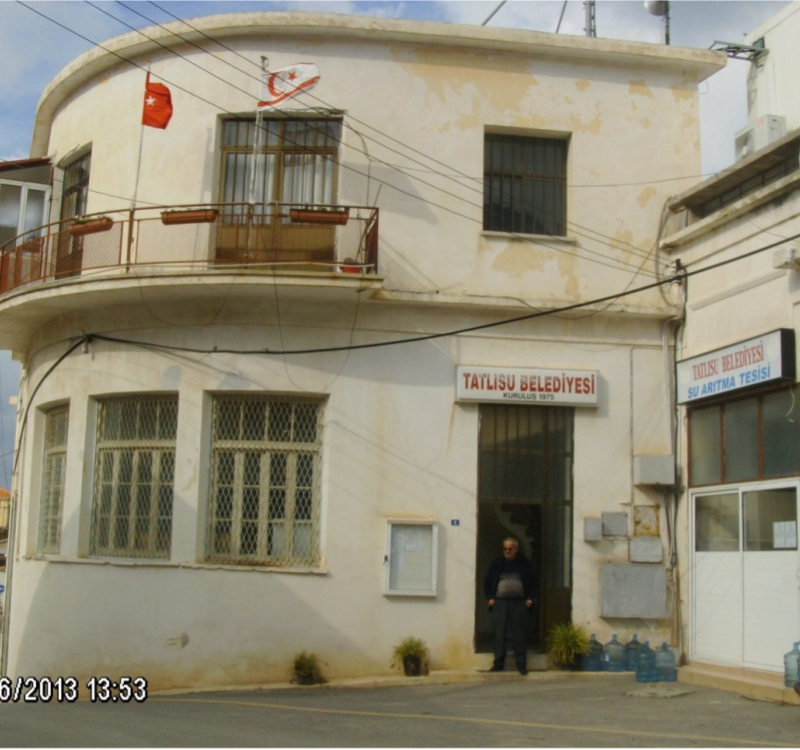 Δημαρχείο Ακανθούς (σήμερα αντί να συντηρήσουν το υπάρχον Δημαρχείο, χάλασαν κατοικίες Ακανθιωτών και έκτισαν καινούριο)